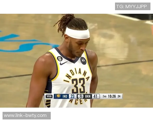 克拉克斯顿上半场表现惊艳7投5中砍下11分8篮板外线命中率完美